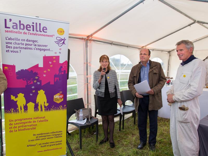 de gauche à droite: Madame Marlyse BOUCOUR (admonistratrice de l'UNAF), Monsieur Philippe VAN DE MAELE (Directeur Général de l’EPA Paris-Saclay), Monsieur Patrick DELAUNAY (apiculteur référent) 