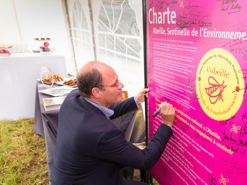Signature de la Charte Abeille, sentinelle de l'environnement par Monsieur Philippe VAN DE MAELE Directeur Général de l’Établissement public d’aménagement Paris-Saclay