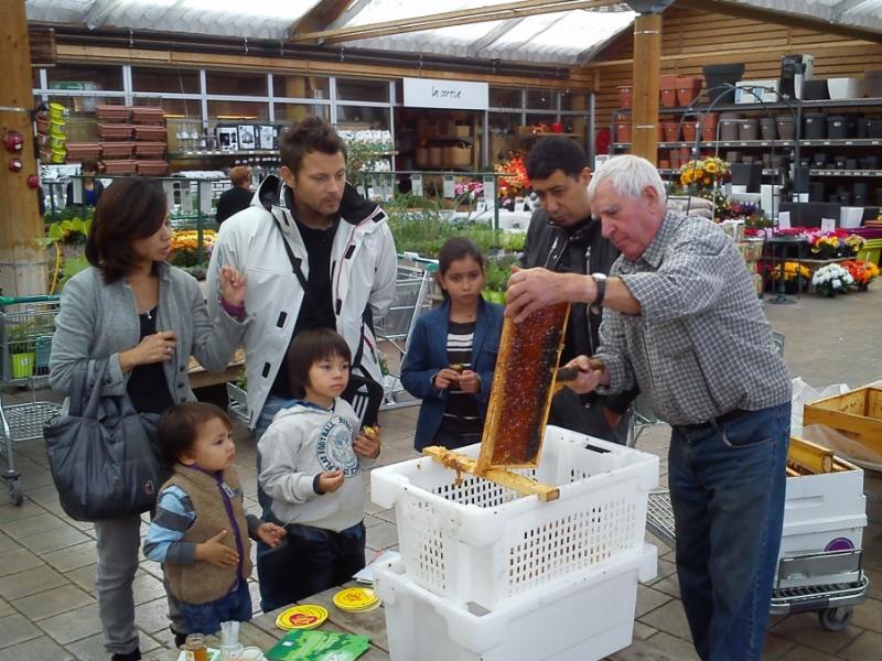 Extraction de miel au magasin par l'apiculteur référent. UNAF 2013.
