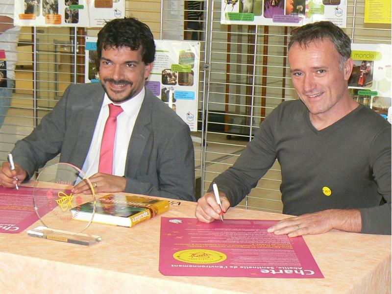 Loic Gachon, maire de Vitrolles et Olivier Belval, président de l'UNAF signent le Charte Abeille sentinelle de l'environnement le mardi 2 octobre 2012.