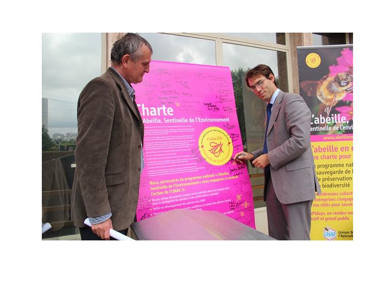 Signature de la charte abeille sentinelle de l'environnement par Etienne Dereu, directeur du port de Gennevilliers © Virginie Hateau 