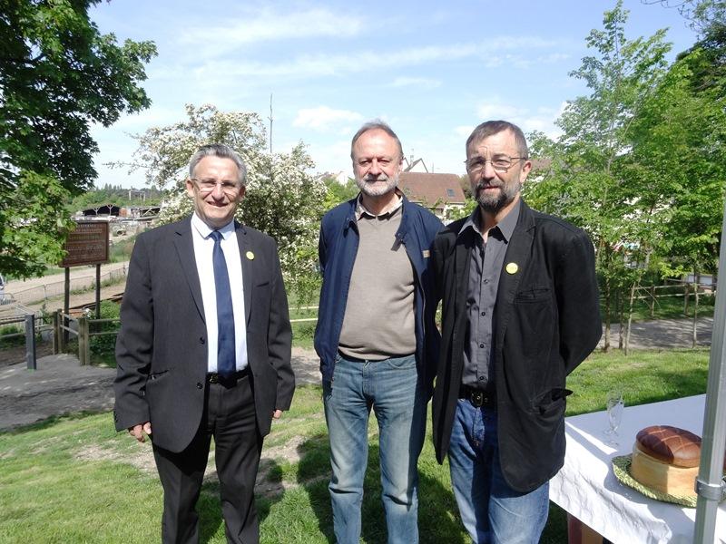 de gauche à droite: M. Pascal Doll, maire d'Arnouville; M. Michel Urbin, apiculteur référent; M. Dominique Céna, Secrétaire et Porte parole de l'UNAF